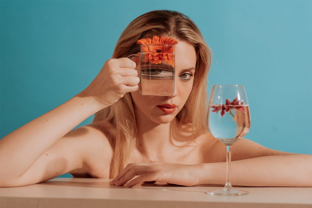 Fotografia Artistica Conde Nast Italia | Modella con bicchiere d`acqua